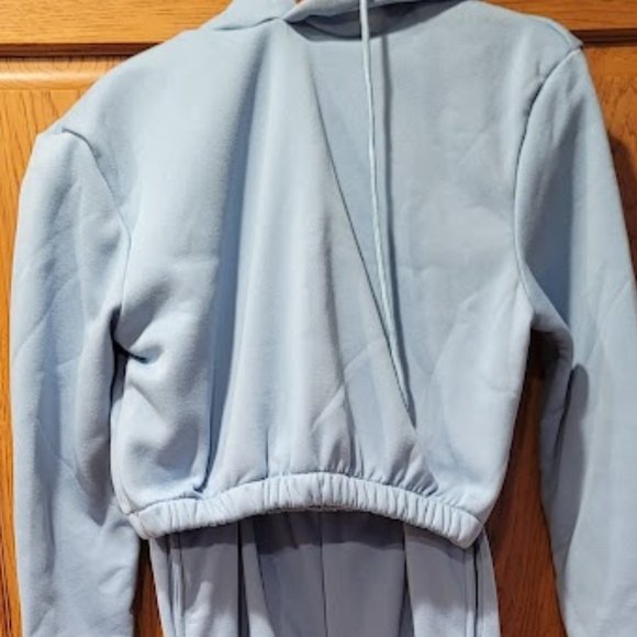 2  Crop Piece Fleece Sweatsuit - Picture 2 of 4